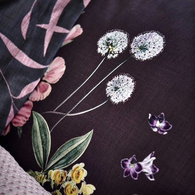 MOONLIT dekbedovertrekset | multi detail shot van een hoofdkussen met bloemen in paarse kleuren