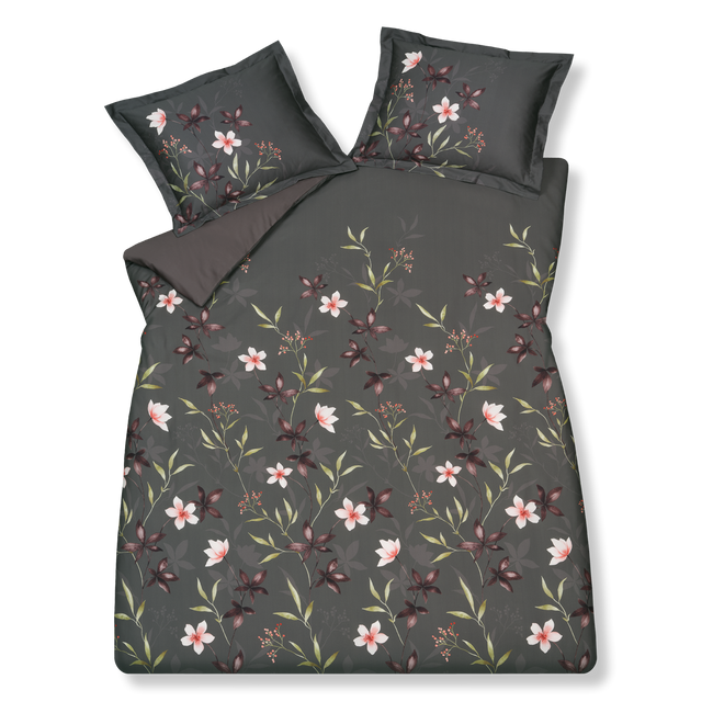 MYSTERY dekbedovertrekset | multi Mystery multi dekbedovertrek heeft roze en bordeauxkleurige bloemen met hier een daar takjes met bessen op een off black achtergrond. De sillouetten van de bloemen geven een mooi diepte effect. De achterkant van het dekbedovertrek is effen off black.