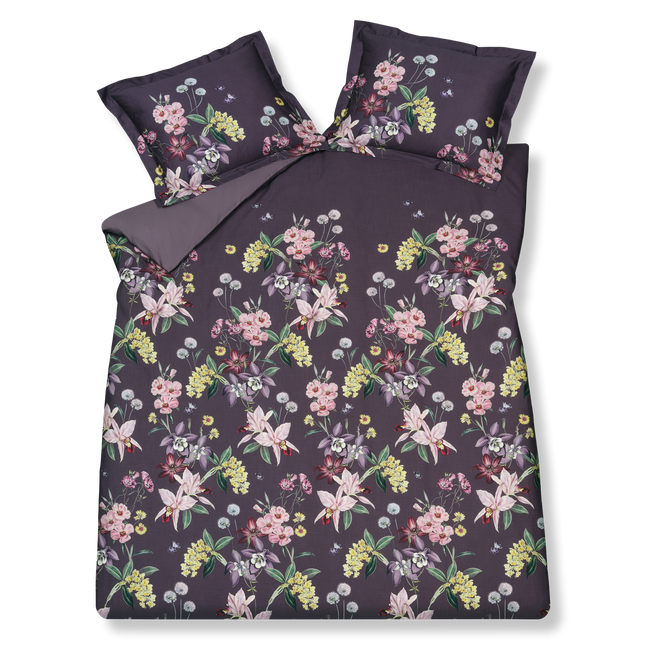 NOIR GARDEN dekbedovertrekset | multi Noir Garden multi dekbedovertrek heeft verschillende bloemen in roze, paars, bordeaux en geel met hier en daar groene bladeren en paardebloem pluizen op een donkerpaarse achtergrond. De achterkant van het dekbedovertrek is effen paars.