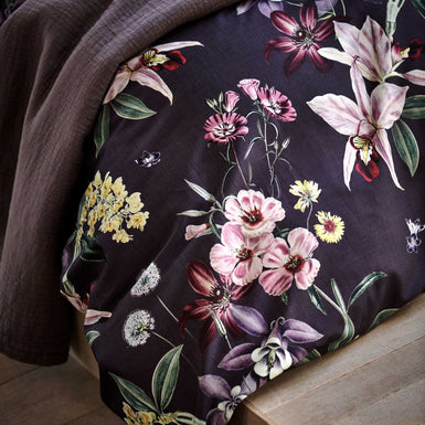 NOIR GARDEN dekbedovertrekset | multi detail shot van een paars dekbedovertrek met bloemen in roze, rode en gele kleuren
