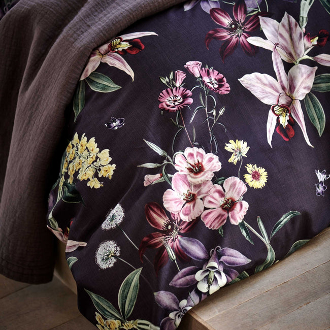 NOIR GARDEN dekbedovertrekset | multi detail shot van een paars dekbedovertrek met bloemen in roze, rode en gele kleuren