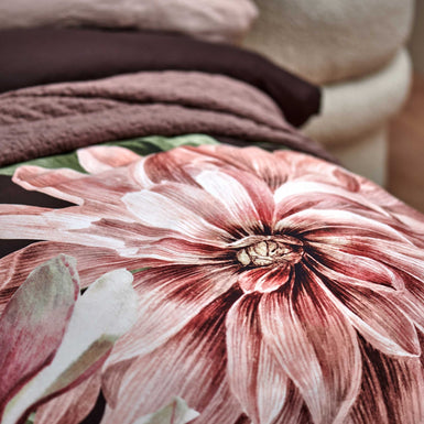 PARADISE BLOOM dekbedovertrekset | dark chocolate detail shot van een dekbedovertrek met een grote roze bloem