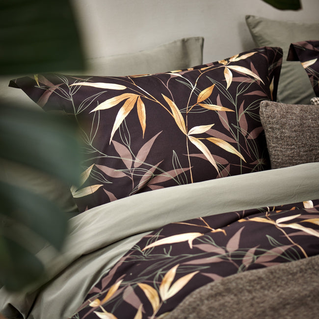 ZEN GARDEN XL dekbedovertrekset | dark chocolate detail shot van een dekbedovertrek in bruin met bamboe takken en een dekbedovertrek in groen