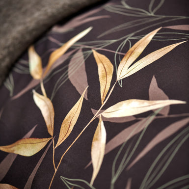 ZEN GARDEN XL dekbedovertrekset | dark chocolate detail shot van een dekbedovertrek met een bamboe takken print in bruin