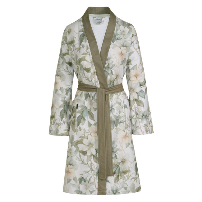 SOFIA badjas | thyme Sofia thyme badjas heeft grote bloemen met creme en groene tinten met groene bladeren op een off white achtergrond. De basjas heeft grote steekzakken, een brede revers en wordt gesloten met een ceintuur in een lijfgroene tint.