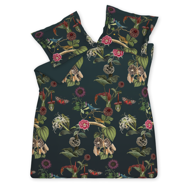 TROPICAL DREAM dekbedovertrekset | multi Tropical Dream multi dekbedovertrek heeft een verzameling van bloemen, knoppen, bladeren en hier en daar en vlinder en vogels op een donker turquoise achtergrond. De achterkant van het dekbedovertrek is effen donker turquoise. De kussens hebben een bredere zoom met aan beide zijden een paar bloemen en vogels.