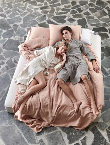 TOLEDO badjas | steelgrey een man en een vrouw die op een bed liggen met een beide een badjas aan