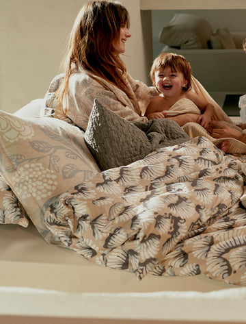 FRESH LINEN dekbedovertrekset | linen Een moeder met haar kind in bed met prachtige dekbedovertrekken in lichte kleuren op een rustige ochtend