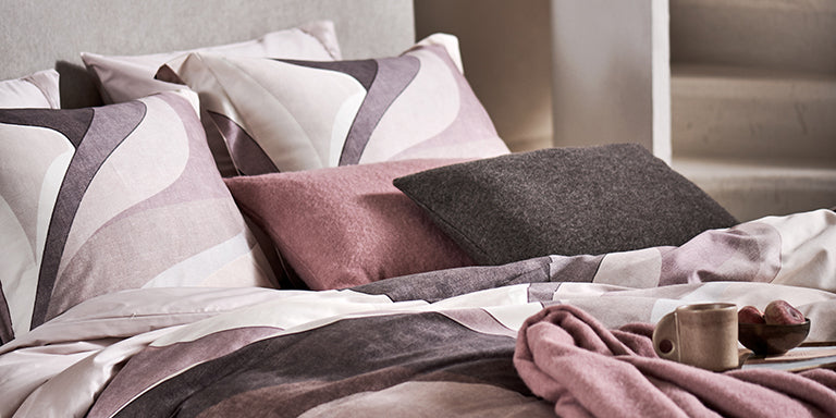 Dekbedovertrek en plaids in roze en paarse kleuren