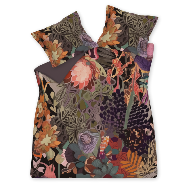 WILDSCAPE dekbedovertrekset | multi Wildscape multi dekbedovertrek heeft een wilde verzameling van bloemen en planten die iets abstracter geschilderd lijken te zijn. De achterkant van het dekbedovertrek is effen donkerpaars. De kussens hebben aan beide zijden enkele bloemen.