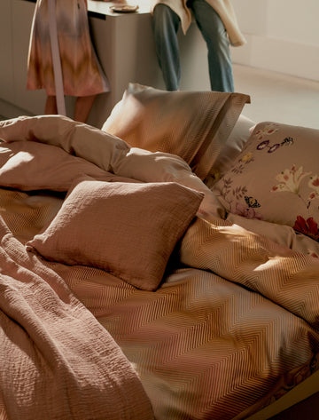 LINNEA dekbedovertrekset | multi Dekbedovertrek met zigzag lijnen en een dekbedovertrek met bloemen in diepe roze en paarse kleuren