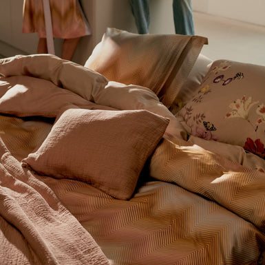 LINNEA dekbedovertrekset | multi Dekbedovertrek met zigzag lijnen en een dekbedovertrek met bloemen in diepe roze en paarse kleuren