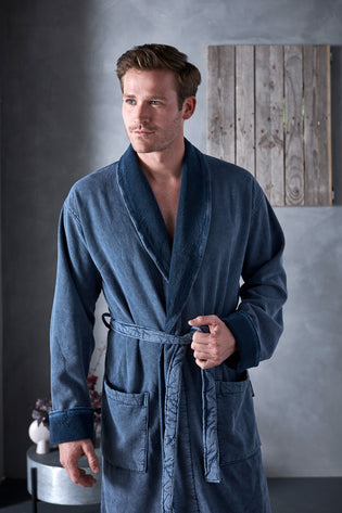 UTAH badjas | faded denim een man die een donkerblauwe badjas draagt