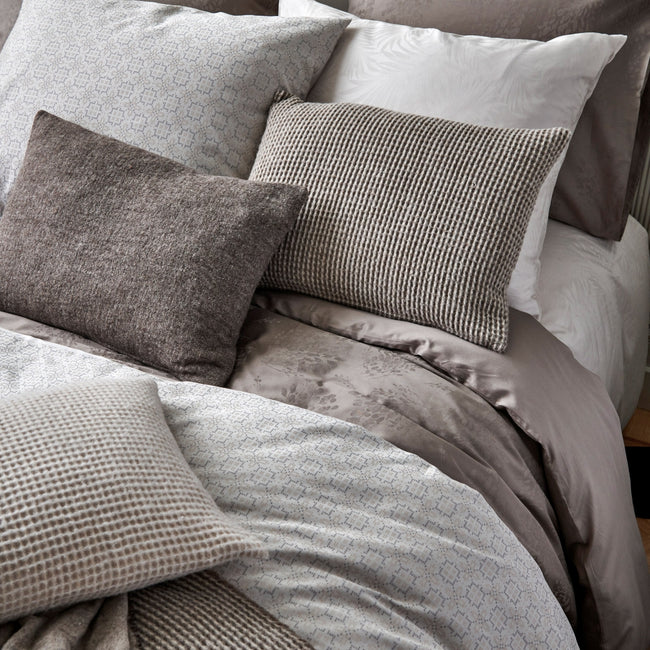 PURITY ROME dekbedovertrek | multi Een prachtig dekbedovertrek set met een chique uitstraling! Het Purity Rome dekbedovertrek set heeft een jacquard geweven voorzijde met yarn dyed garens, de achterzijde is effen katoensatijn (300 thread count). Met warme aardetinten is dit dekbedovertrek set mooi te combineren