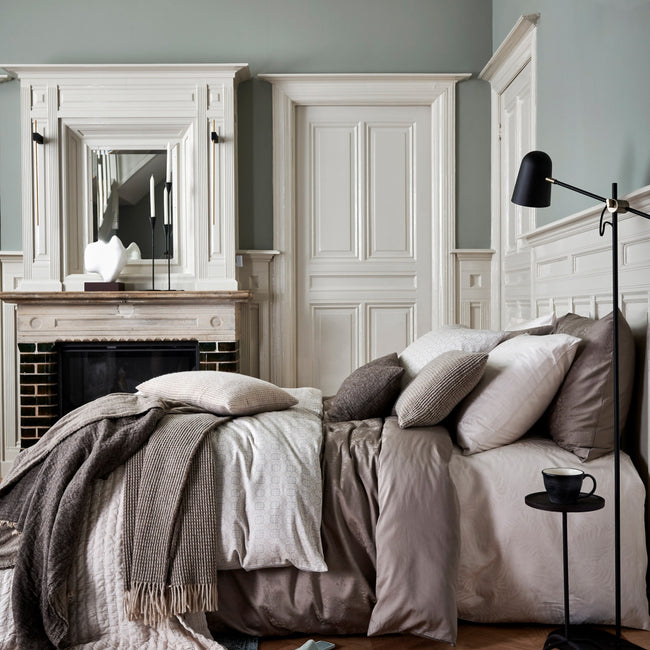 PURITY ROME dekbedovertrek | multi Een prachtig dekbedovertrek set met een chique uitstraling! Het Purity Rome dekbedovertrek set heeft een jacquard geweven voorzijde met yarn dyed garens, de achterzijde is effen katoensatijn (300 thread count). Met warme aardetinten is dit dekbedovertrek set mooi te combineren
