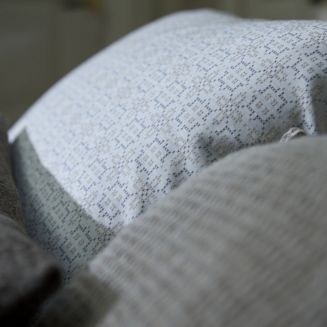 PURITY ROME dekbedovertrek | multi Een prachtig dekbedovertrek set met een chique uitstraling! Het Purity Rome dekbedovertrek set heeft een jacquard geweven voorzijde met yarn dyed garens, de achterzijde is effen katoensatijn (300 thread count). Met warme aardetinten is dit dekbedovertrek set mooi te combineren