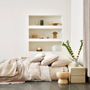 PURITY LUCCA dekbedovertrek | offwhite een bed in een rustige serene omgeving met dekbedovertrek sets in lichte en witte kleuren en tinten