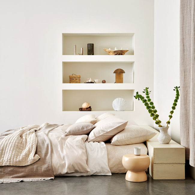 PURITY LUCCA dekbedovertrek | offwhite een bed in een rustige serene omgeving met dekbedovertrek sets in lichte en witte kleuren en tinten