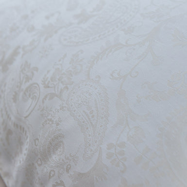 PURITY LUCCA dekbedovertrek | offwhite detail shot van een dekbedovertrek met een paisley print