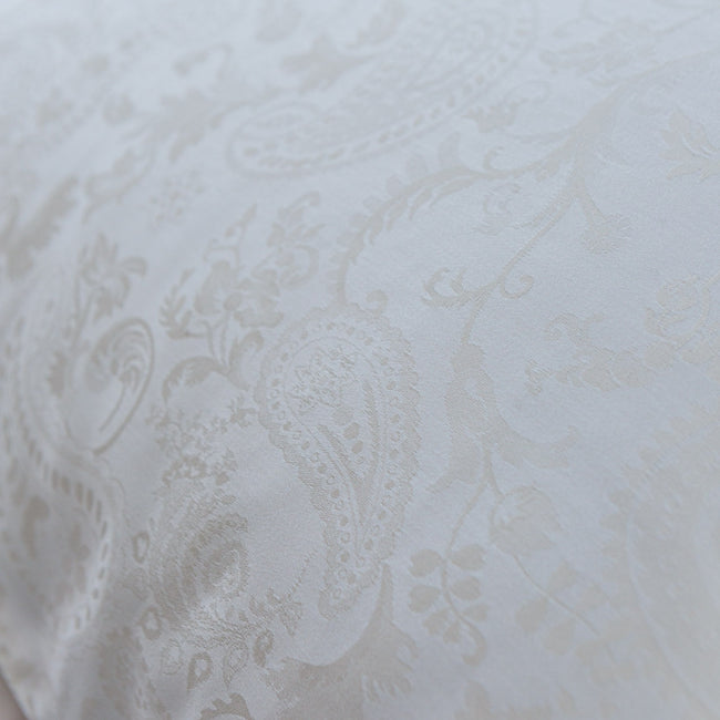 PURITY LUCCA dekbedovertrek | offwhite detail shot van een dekbedovertrek met een paisley print