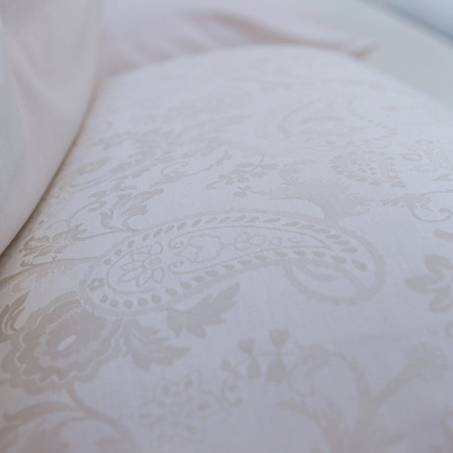 PURITY LUCCA dekbedovertrek | offwhite detail shot van een hoofdkussen in het wit met een paisley print