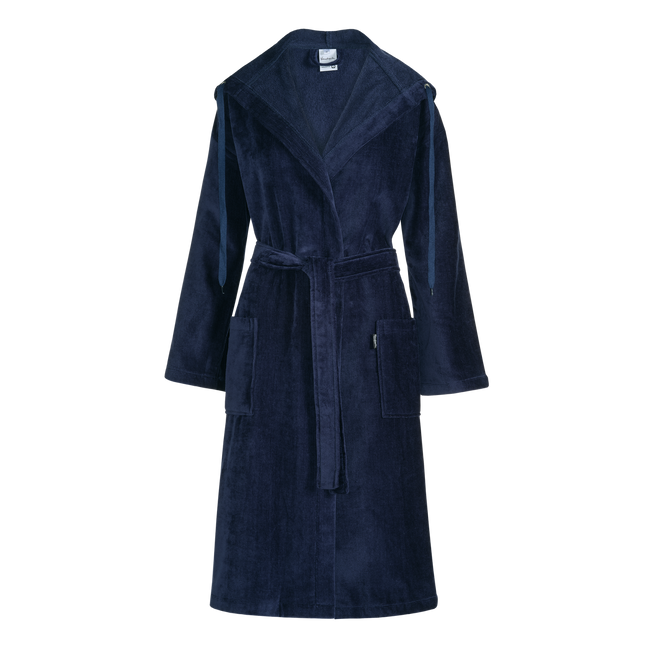 Rio badjas dark navy is een lange badjas geschikt voor zowel heren als dames. De badjas heeft een capuchon met touwtjes eraan. De Rio badjas heeft aan beide zijden grote insteek zakken.