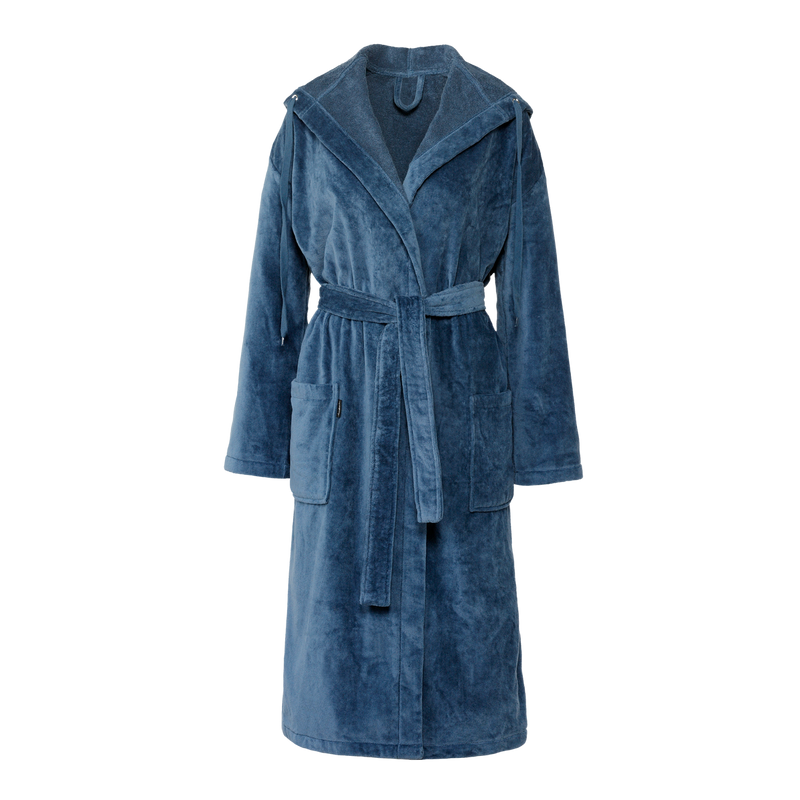 Rio badjas faded denim is een lange badjas geschikt voor zowel heren als dames. De badjas heeft een capuchon met touwtjes eraan. De Rio badjas heeft aan beide zijden grote insteek zakken.