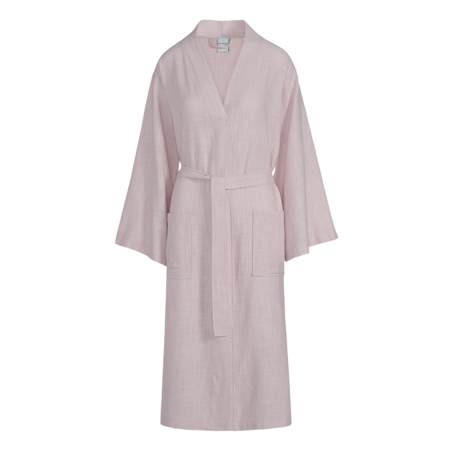 De prachtige Lola badjas is te herkennen aan de kimono stijl. De uitlopende mouwen geven deze badjas een originele twist. De badjas is voorzien van grote steekzakken en wordt gesloten met een ceintuur. De badjas is geschikt voor dames.