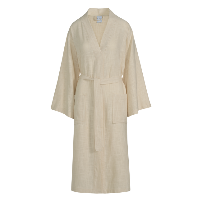 De prachtige Lola badjas is te herkennen aan de kimono stijl. De uitlopende mouwen geven deze badjas een originele twist. De badjas is voorzien van grote steekzakken en wordt gesloten met een ceintuur. De badjas is geschikt voor dames.