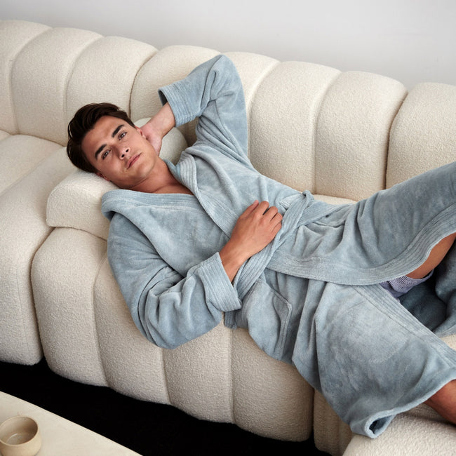 Badjas Taylor is een mooie, fijne badjas gemaakt van een zachte velours stof, de binnenkant van de badjas is gemaakt van bamboe. Door de bamboe stof heeft de jas een fijn draagcomfort. Bamboe ventileert goed, is superzacht en comfortabel