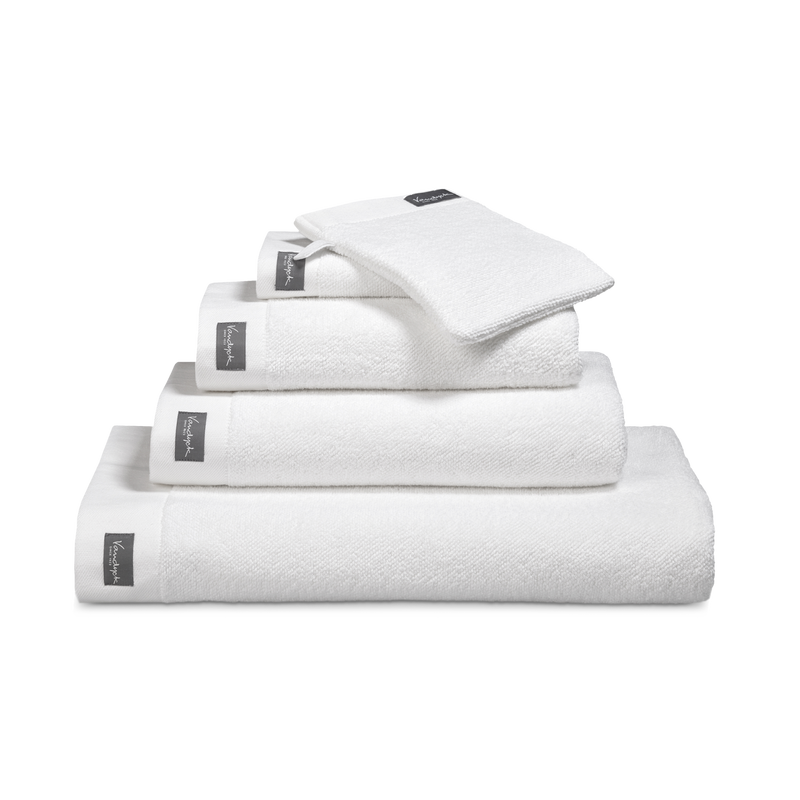 Home Towel white serie handdoeken zijn weldadige handdoeken met luxe borders gemaakt van 100% katoen (550 gr/mtr2). Door de zware kwaliteit hebben de handdoeken een goed absorptievermogen en voelen ze heerlijk zacht en soepel aan.