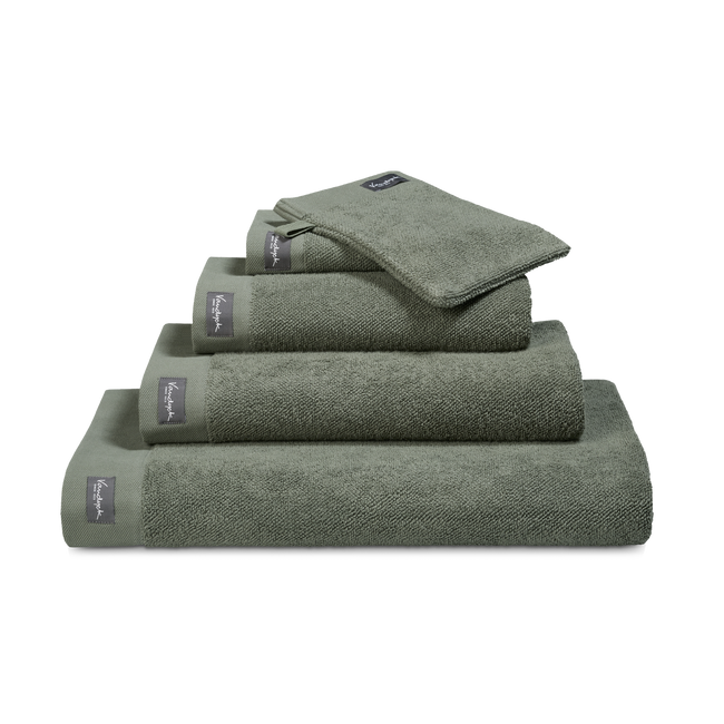 Home Towel olive serie handdoeken zijn weldadige handdoeken met luxe borders gemaakt van 100% katoen (550 gr/mtr2). Door de zware kwaliteit hebben de handdoeken een goed absorptievermogen en voelen ze heerlijk zacht en soepel aan.