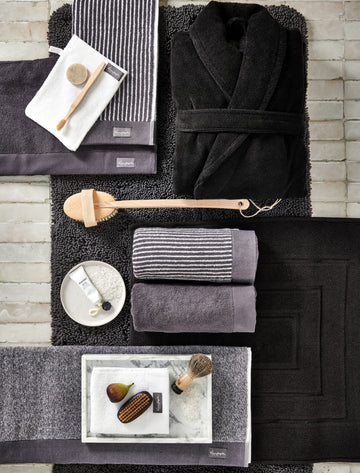 HOME MOULINE badgoed | off black top shot van handdoeken, een badjas en een badmat in witte en off black kleuren