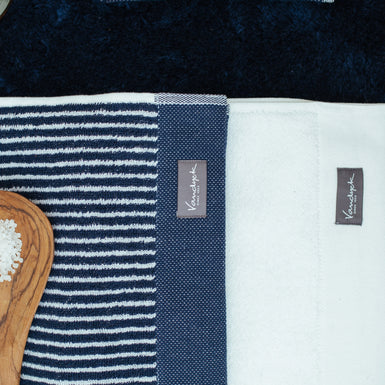 detail shot van een handdoeken met witte en blauwe strepen en een witte handdoek