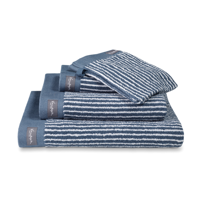 Deze prachtige handdoeken uit de Home Towel vintage blue serie hebben een zeer verfijnde streep. Gemaakt van 100% katoen (550 gr/mtr2). Door de zware kwaliteit hebben de handdoeken een goed absorptievermogen en waardoor ze heerlijk zacht en soepel aanvoelen.