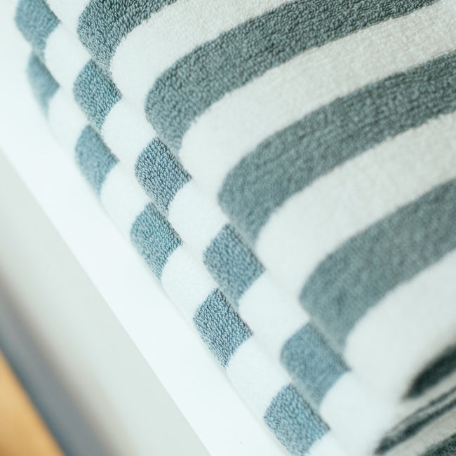 detail shot van handdoeken met een gestreepte print in wit en blauwe kleur