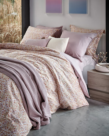 CLAIRE dekbedovertrekset | multi Claire multi dekbedovertrek heeft paarse bloemen met oranje en beige blaadjes. De achterkant van het dekbedovertrek heeft dezelfde print, net als de kussen. Claire multi dekbedovertrek van Vandyck geeft op subtiele wijze een French chique uitstraling aan je slaapkamer.