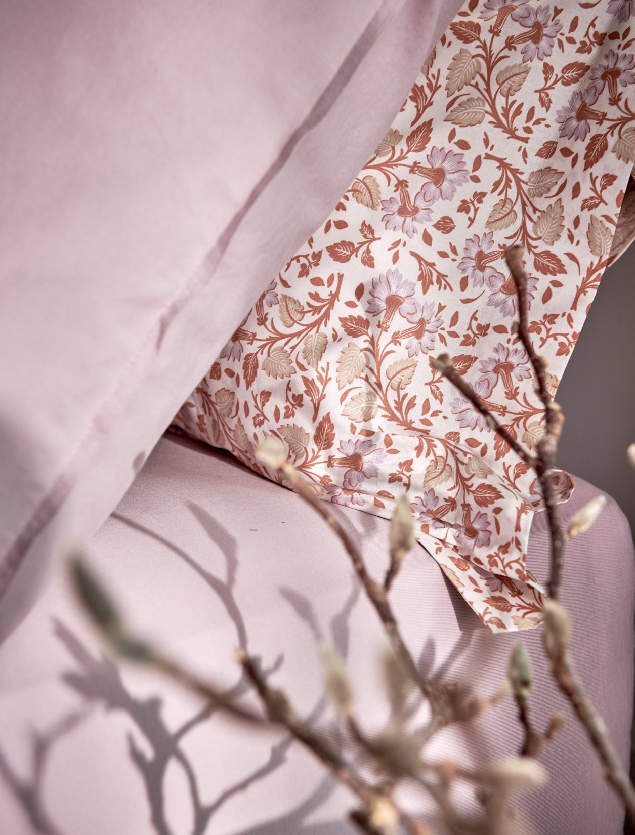 Claire multi dekbedovertrek heeft paarse bloemen met oranje en beige blaadjes. De achterkant van het dekbedovertrek heeft dezelfde print, net als de kussen. Claire multi dekbedovertrek van Vandyck geeft op subtiele wijze een French chique uitstraling aan je slaapkamer.