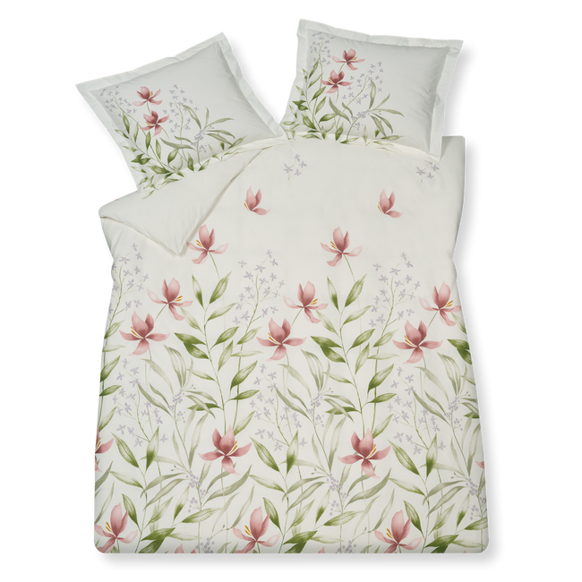 Laurel multi dekbedovertrek heeft roze bloemen met groene bladeren en kleine paarse bloemmetjes ertussen op een witte achtergrond. De achterkant van het dekbedovertrek heeft dezelfde print
