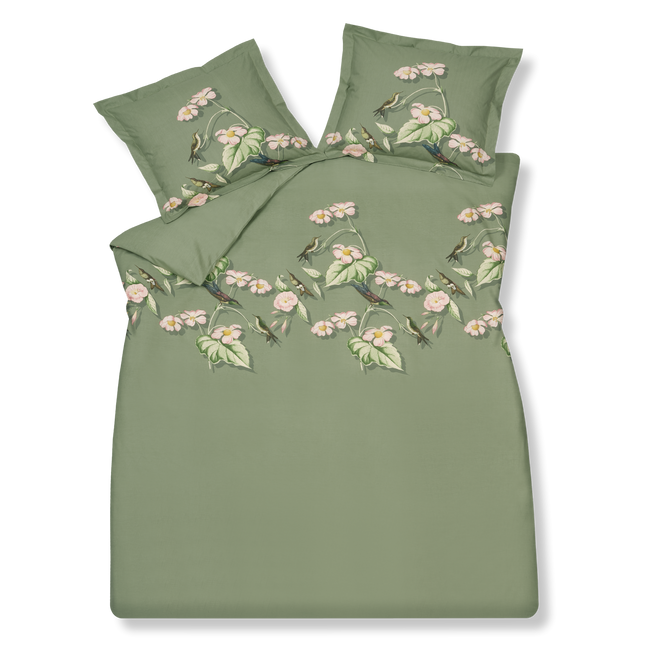 Starling smoke green dekbedovertrek heeft verschillende roze bloemen en blaadjes met allerlei vogels op een donkergroene achtergrond. De achterkant van het dekbedovertrek heeft dezelfde print. De kussens hebben aan beide zijden enkele roze bloemen en twee vogels.