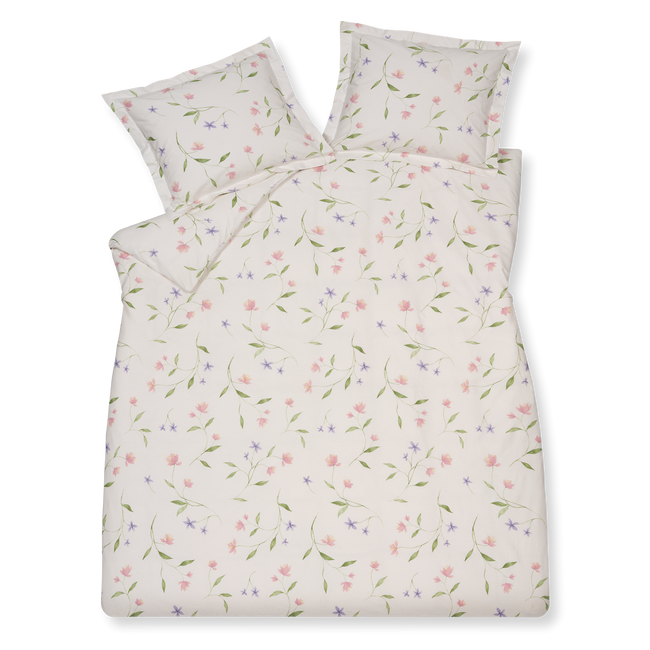 Soft Bloom off white dekbedovertrek heeft kleine paarse en roze bloemen aan takjes met groene blaadjes die lijken te dwarrelen. De achterkant van het dekbedovertrek heeft dezelfde print. De kussens hebben aan beide zijden dezelfde bloemen. 