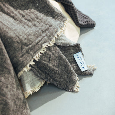 detail shot van een plaid in grijze/fudge kleur