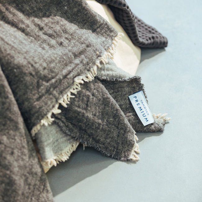 detail shot van een plaid in grijze/fudge kleur
