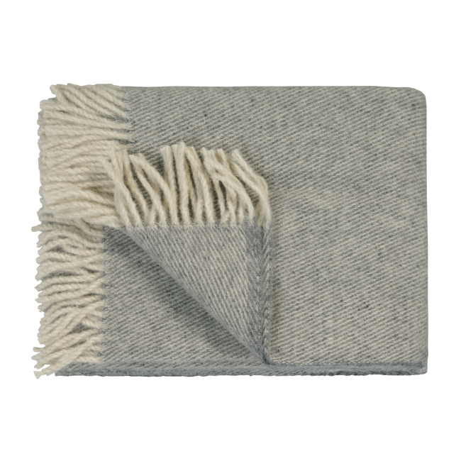 Home 99 grey sprei is grijs gemeleerd en heeft door de weving verticale lijnen. De randen zijn afgewerkt met witte zachte franjes. Het Home 99 grey sprei van Vandyck is gemaakt van 100% wol waardoor het extra warm en zacht aanvoelt.