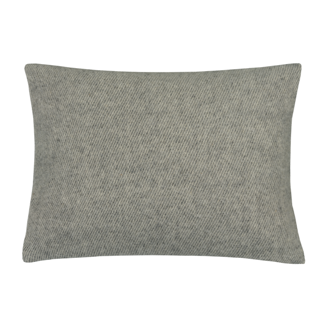 Home 99 grey sierkussensloop is grijs gemeleerd en heeft door de weving verticale lijnen. Het Home 99 grey sierkussensloop van Vandyck is gemaakt van 100% wol waardoor het extra warm en zacht aanvoelt.