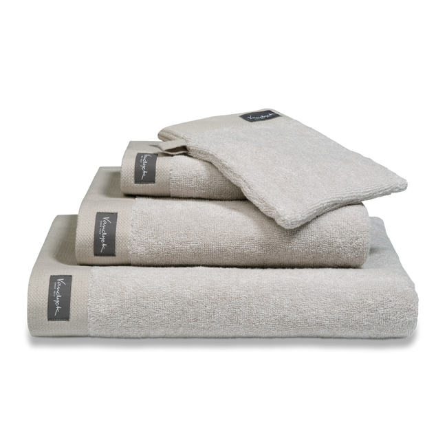 Home Mouliné white handdoeken uit de Home serie zijn melange en afgewerkt met een stevige border. De handdoeken hebben een hoog absorberend vermogen en zijn verkrijgbaar in diverse maten. Home Mouliné handdoeken van Vandyck hebben een stoere look.