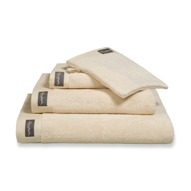Home Mouliné bleached sand handdoeken uit de Home serie zijn melange en afgewerkt met een stevige border. De handdoeken hebben een hoog absorberend vermogen en zijn verkrijgbaar in diverse maten. Home Mouliné handdoeken van Vandyck hebben een stoere look.