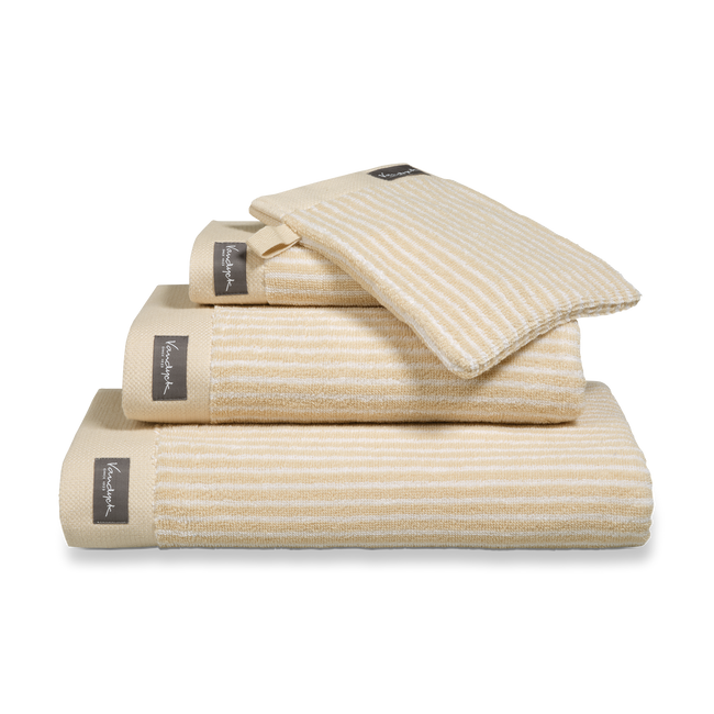Deze prachtige handdoeken uit de Home Towel bleached sand serie hebben een zeer verfijnde streep. Gemaakt van 100% katoen (550 gr/mtr2). Door de zware kwaliteit hebben de handdoeken een goed absorptievermogen en waardoor ze heerlijk zacht en soepel aanvoelen.