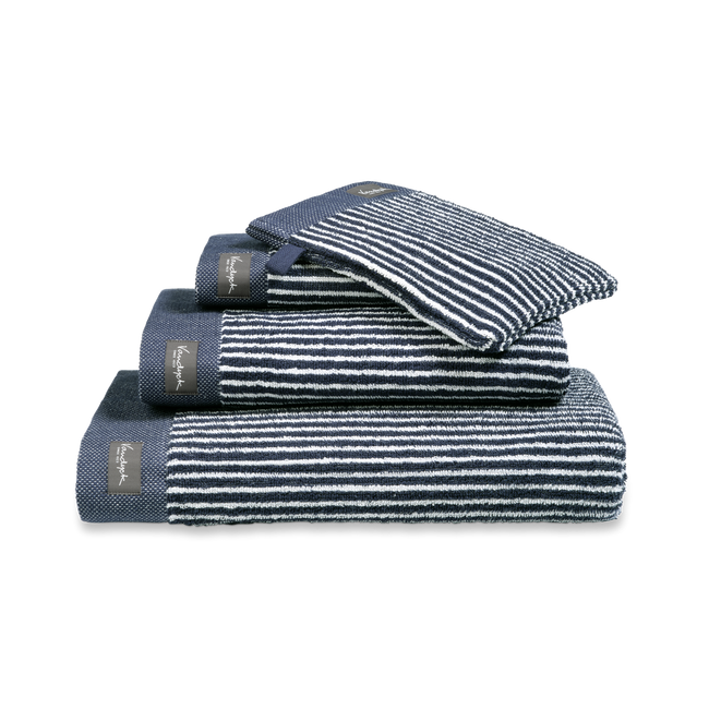 Deze prachtige handdoeken uit de Home Towel blue ink serie hebben een zeer verfijnde streep. Gemaakt van 100% katoen (550 gr/mtr2). Door de zware kwaliteit hebben de handdoeken een goed absorptievermogen en waardoor ze heerlijk zacht en soepel aanvoelen.