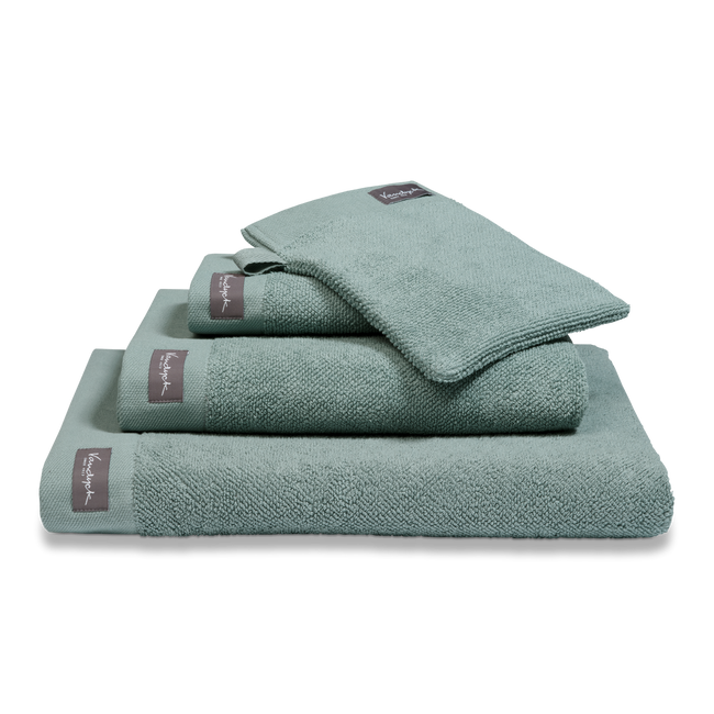Home Towel pearl blue serie handdoeken zijn weldadige handdoeken met luxe borders gemaakt van 100% katoen (550 gr/mtr2). Door de zware kwaliteit hebben de handdoeken een goed absorptievermogen en voelen ze heerlijk zacht en soepel aan.